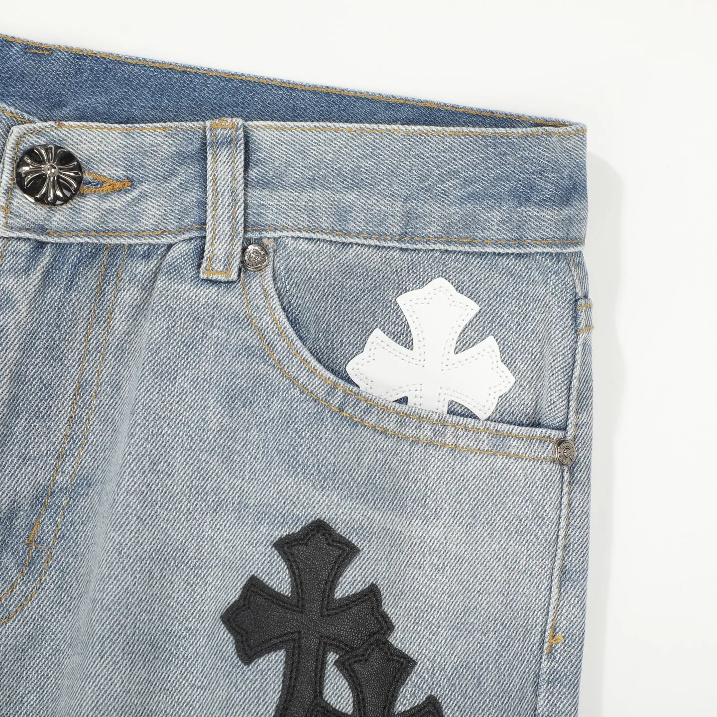 P240 Chromehearts washed blue leather jeans, ceiling-level jeans, a pair is hard to find at the counter‼ ️About Zangyin✅This is an extremely luxurious fashion brand that can also be called the aristocracy of the high street. It has always been an exclusive brand for some hipsters or rich second generations. The color of this model is already very eye-catching by using a unique washed material. It is decorated with pink patch cross flowers, which cleverly highlights the charm of the brand. Secondly, this model adopts a classic high-waist cut design, which highlights the long legs and fashionable temperament of the upper body. The brand is highly recognizable and the slim-fitting configuration is more suitable for daily wear. The personality will be fashionable and the specifications can be seen at a glance. Materials and technology ✅ Needless to say, this point goes without saying. As an excellent craftsman brand, Zangyin's requirements for details and craftsmanship are really perfect. The washed color of this model has gone through a lot of processes, not to mention the embellishment of the denim appliqués. It is also purely handmade and sewn. Just like what they believe in, only handmade things have soul and have the meaning of wearing. A top-notch heavy-duty fashionable denim item, recommended by both hands‼ ️ Size: 28/30/32/34/36 Waist: 69/74/79/84/89 Pants length: 102/103/104/105/106